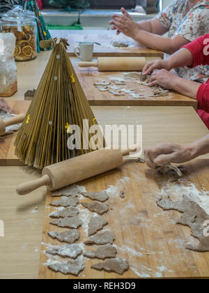 Les femmes âgées de la pâte à pétrir et à préparer les biscuits de Noël Banque D'Images