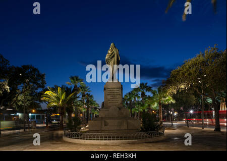 Le monument au Christ Roi à La Valette, Malte la nuit. Banque D'Images