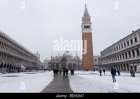 Dans la neige, les gens de Venise wolking sur la place St Marc, du Palais des Doges, Le Campanile de San Marco, Venise, Italie Banque D'Images