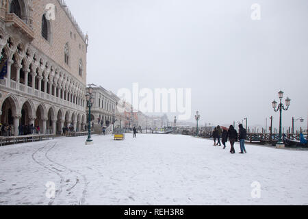 Il neige à Venise, palais des Doges, Riva degli Schiavoni, la place Saint-Marc, Venise, Italie Banque D'Images