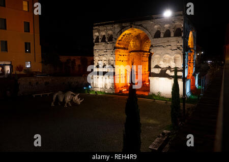 Italie Rome Arc de Janus 4e siècle Marble arch romain dans la nuit avec la sculpture de rhinocéros Banque D'Images