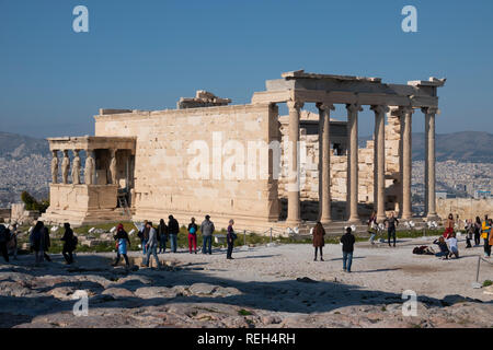 Europe Grèce Athènes Acropole Athéna Eréchtheio Pandroseion colonnes de femmes avec la ville d'Athènes dans l'arrière-plan Banque D'Images