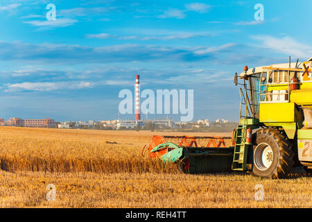Minsk, Belarus - 19 AOÛT 02 : KLAAS travaillant sur un champ de blé près du bâtiment vivant, le 02 août 2016 à Minsk, Biélorussie Banque D'Images