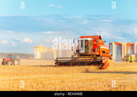 Minsk, Belarus - 19 AOÛT 02 : travailler sur un champ de blé près du bâtiment vivant, le 02 août 2016 à Minsk, Biélorussie Banque D'Images