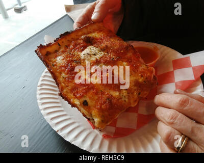 New York,NY/USA - 20 janvier, 2019 Une femme se prépare à dévorer sa tranche de pizza dans une pizzeria à New York le dimanche, Janvier 20, 2019. (© Richard B. Levine) Banque D'Images