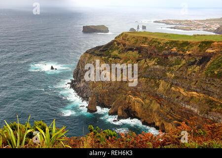 Vue sur la côte ouest de l'île de São Miguel de vue de Ponta do Escalvado, Açores, Portugal Banque D'Images
