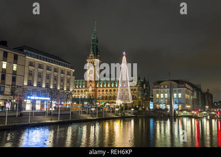 Hôtel de ville de Hambourg, l'Alster, et l'arbre de Noël dans la soirée, Allemagne Banque D'Images