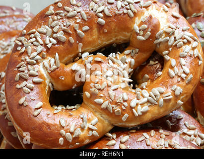 Grosse miche de pain appelé bretzel ou BREZEL cuisine typique de l'Autriche Banque D'Images