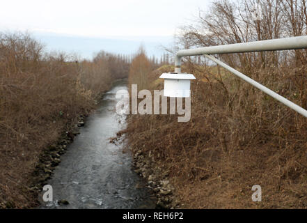 Sonde hydrométrique blanc pour détecter la hauteur de la rivière et de prévenir les inondations Banque D'Images