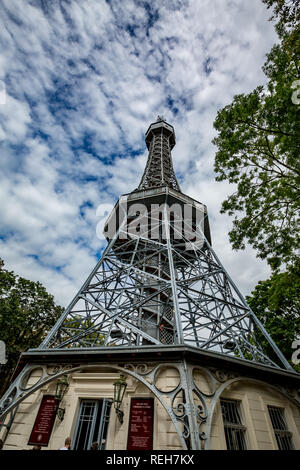 PRAGUE, RÉPUBLIQUE TCHÈQUE - 28 août 2015 : tour d'observation de Petrin et lookup dans le parc Petrin dans l'ouest de Prague est l'un des plus visités'att Banque D'Images