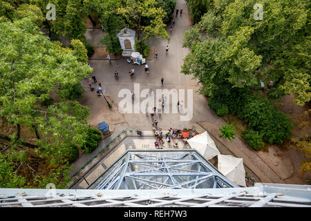 PRAGUE, RÉPUBLIQUE TCHÈQUE - 28 août 2015 : plusieurs touristes attendre d'entrer dans la tour d'observation de Petrin et lookup dans parc Petrin dans l'ouest de Prague, République Tchèque Banque D'Images