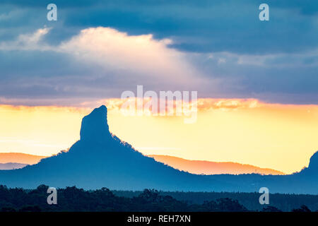 Coucher du soleil au Mont Coonowrin dans les Glasshouse Mountains sur la Sunshine Coast, Queensland, Australie Banque D'Images