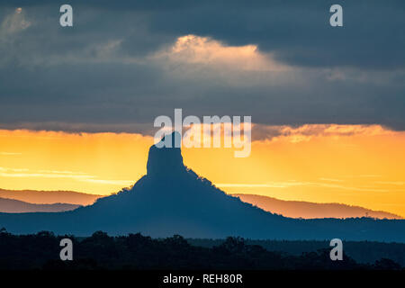 Coucher du soleil au Mont Coonowrin dans les Glasshouse Mountains sur la Sunshine Coast, Queensland, Australie Banque D'Images