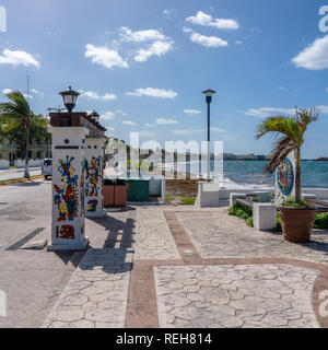 Du côté coastl à l'horizon de San Miguel de Cozumel vers le terminal de croisière Banque D'Images