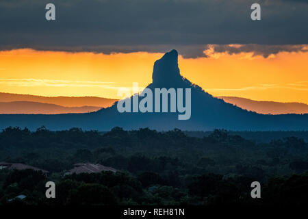 Coucher du soleil au Mont Coonowrin dans les Glasshouse Mountains sur la Sunshine Coast, Queensland, Australie Banque D'Images