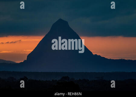 Coucher du soleil au Mont Beerwah dans les Glasshouse Mountains sur la Sunshine Coast, Queensland, Australie Banque D'Images