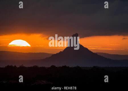 Coucher du soleil au Mont Coonowrin dans les Glasshouse Mountains sur la Sunshine Coast, Queensland, Australie Banque D'Images