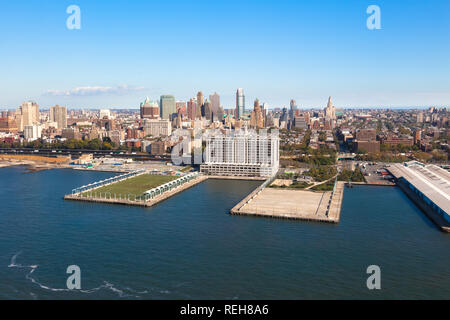 Maisons de Brooklyn Heights sur fond de la Baie d'Hudson. Brooklyn Heights à New York NYC dans USA au jour ensoleillé. Vue d'hélicoptère de l'antenne. Brooklyn H Banque D'Images