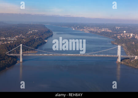 George Washington Bridge, entre Manhattan et le New Jersey à New York NYC dans USA. Vue d'hélicoptère de l'antenne. Banque D'Images