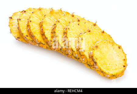 Pile d'ananas tranchés mûrs isolé sur fond blanc Banque D'Images
