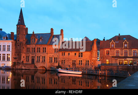 Vue romantique sur le canal de Bruges, Belgique. Centre historique de Bruges dans la nuit. Vue depuis le Rozenhoedkaai. Banque D'Images