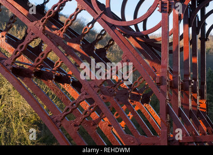 Soleil d'hiver met en évidence la couleur rouge de le pont de fer sur la rivière Severn à Ironbridge, Shropshire, England, UK Banque D'Images