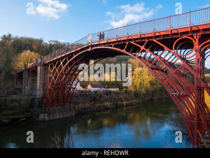 Soleil d'hiver met en évidence la couleur rouge de le pont de fer sur la rivière Severn à Ironbridge, Shropshire, England, UK Banque D'Images