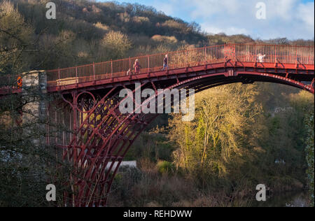 Soleil d'hiver met en évidence la couleur rouge de le pont de fer sur la rivière Severn à Ironbridge, Shropshire, England, UK Banque D'Images