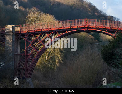 Soleil d'hiver met en évidence la couleur rouge de le pont de fer sur la rivière Severn à Ironbridge, Shropshire, England, UK Banque D'Images