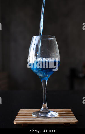 Pois papillon Plateau. Verser dans un verre de thé bleu. Welding Banque D'Images