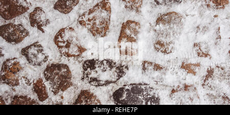 Ancienne chaussée de pierre recouvert de neige en hiver Banque D'Images