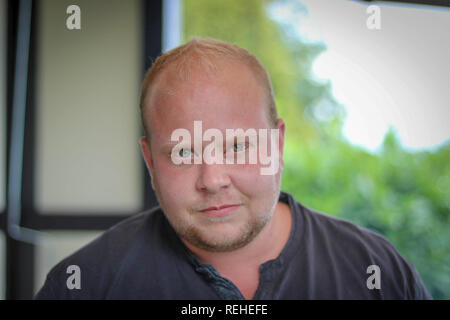 L'excès de jeune homme aux cheveux blonds Portrait Banque D'Images