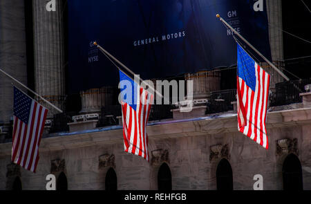 Drapeaux américains se bloque à la moitié du personnel de l'extérieur de la Bourse de New York dans le Lower Manhattan le Vendredi, Janvier 11, 2019. Drapeaux dans la ville étaient en berne pour la mort de pompier Steven Pollard qui sont décédés alors qu'assister à un accident sur la BQE le week-end dernier. (Â© Richard B. Levine) Banque D'Images