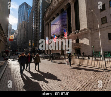 New York NY/USA-Janvier 11, 2019 La Bourse de New York dans le Lower Manhattan est décoré de promouvoir les innovations de la société General Motors le Vendredi, Janvier 11, 2019. (© Richard B. Levine) Banque D'Images