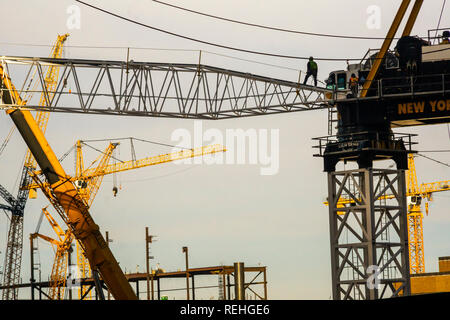 New York NY/USA-Janvier 13, 2019 Les travailleurs sur la flèche d'une grue dans le développement d'Hudson Yards dimanche à New York, le 13 janvier, 2019. (© Richard B. Levine) Banque D'Images