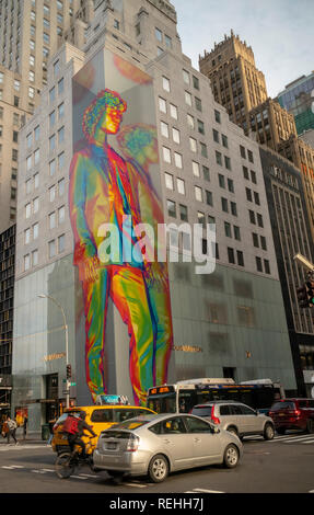 Une installation de 12 étages, la promotion de la nouvelle collection Virgil Abloh décore et domine l'extérieur du magasin Louis Vuitton sur la Cinquième Avenue à New York, vu le Samedi, Janvier 12, 2019. La collection SS19 Abloh est ses débuts en tant que directeur artistique de la marque Vuitton menwear. L'installation est une illusion optique meath pour apparaître trois dimensions. (Â© Richard B. Levine) Banque D'Images