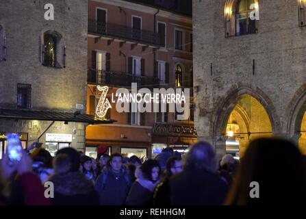 Bologne, Emilie-Romagne, Italie. En décembre 2018. La Piazza Maggiore, la nuit, en vue de la fête du Nouvel An, c'est de monde. La marionnette représentent Banque D'Images