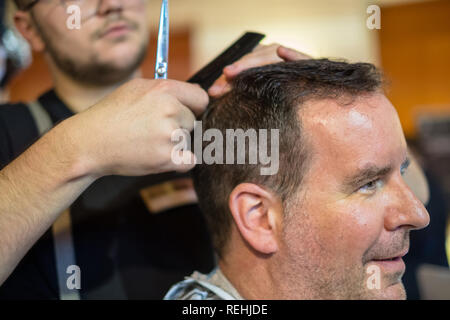 Heureux guy se coupe par coiffure Banque D'Images