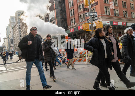 Les piétons à pied passé Con Edison purge vapeur excédentaire au cours d'une réparation du tuyau dans le quartier Flatiron de New York le samedi, Janvier 12, 2019. (© Richard B. Levine) Banque D'Images