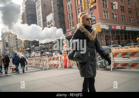 Les piétons à pied passé Con Edison purge vapeur excédentaire au cours d'une réparation du tuyau dans le quartier Flatiron de New York le samedi, Janvier 12, 2019. (Â© Richard B. Levine) Banque D'Images