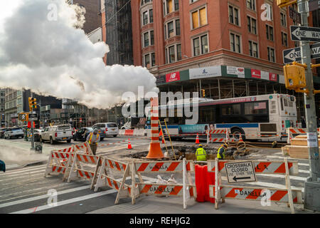 Un trou d'air Con Edison la vapeur excédentaire au cours d'une réparation du tuyau dans le quartier Flatiron de New York le samedi, Janvier 12, 2019. (Â© Richard B. Levine) Banque D'Images