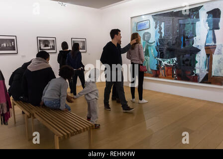 Paris, France, les gens regardant des peintures modernes à l'intérieur du Musée Pablo Picasso, Galerie d'Art moderne, paris d'avant-garde, peinture abstraite, MUSÉE PICASSO Paris Banque D'Images