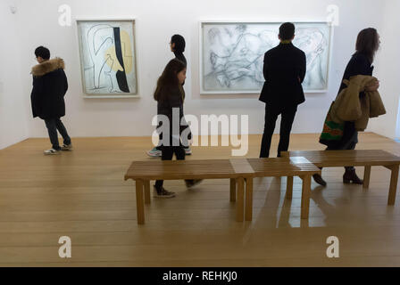 Paris, France, petite foule de gens arrière, regardant à l'intérieur du Musée Pablo Picasso, Galerie d'Art moderne, tableaux homme Banque D'Images