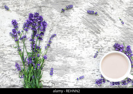 Bouquet de fleurs de lavande avec une tasse de Cappuccino et bâti fait de fleurs sur fond de bois rustique. Vue de dessus avec copie espace. télévision lay Banque D'Images