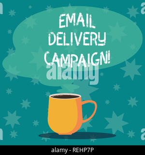 Texte de l'écriture l'écriture l'envoi par e-mail Campagne. Signification de l'envoi d'un concept message publicitaire à un groupe d'montrant Mug photo tasse de café chaud avec Banque D'Images