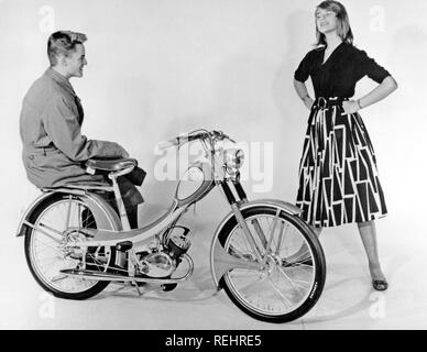 Les adolescents des années 50. Un jeune garçon et fille avec un tout nouveau Monark cyclomoteur. La Suède des années 1950. Banque D'Images