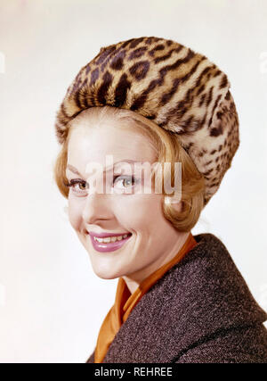 Femme des années 60. Elle porte un chapeau de fourrure d'hiver. Suède 1960 Banque D'Images