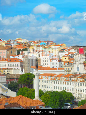 Des toits de la vieille ville de Lisbonne avec la place Rossio et le Roi Pedro IV monumetn for. Lisbonne, Portugal Banque D'Images