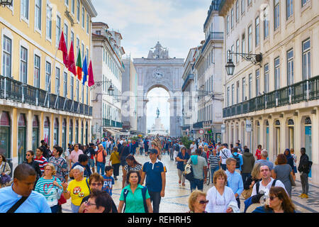 Lisbonne, Portugal - 10 octobre 2018 : les gens sur la rue Augusta dans la journée. La rue Augusta avec l'Arc de Triomphe - est la célèbre attraction touristique dans Banque D'Images