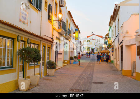 VILLA nova de Milfontes, PORTUGAL - 23 septembre 2018 : les gens à une rue commerçante de Villa Nova de Milfontes - destination touristique au Portugal Banque D'Images